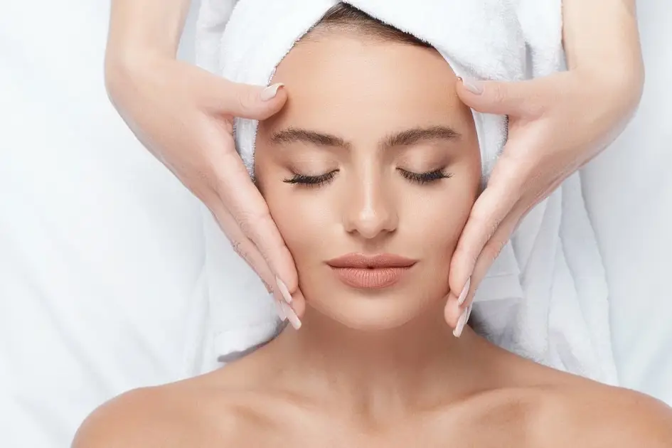 WomenreceivingFireIceFacialInGreenwoodVillageCO